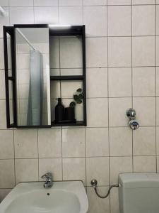 y baño con lavabo, espejo y aseo. en Flat - WiFi + SmartTV + Balcony en Sankt Augustin