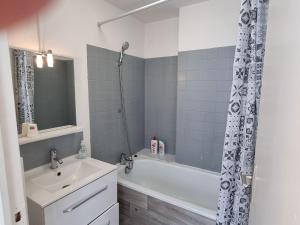 a bathroom with a sink and a tub and a shower at Duplex F3 hypercentre Cherbourg près du port in Cherbourg en Cotentin +18 photos