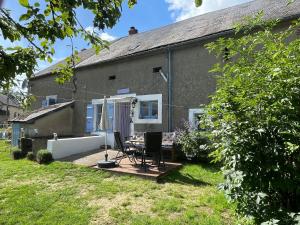 une maison avec une table et des chaises dans la cour dans l'établissement Maison Lavande, à Blismes