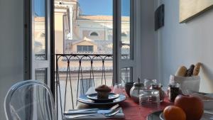 ローマにあるNTB ローマの窓から市街の景色を望むテーブル