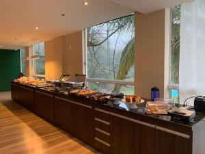 uma linha de buffet com comida em cima em Summit Inn Hotel Barra Mansa em Barra Mansa