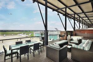Ruang duduk di Legend Hotel Lagos Airport, Curio Collection By Hilton