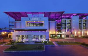 拉各斯的住宿－Legend Hotel Lagos Airport, Curio Collection By Hilton，一座晚上有标志的建筑