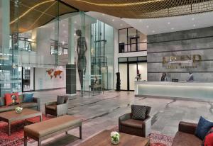 Ruang duduk di Legend Hotel Lagos Airport, Curio Collection By Hilton