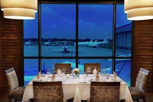 Minuman di Legend Hotel Lagos Airport, Curio Collection By Hilton