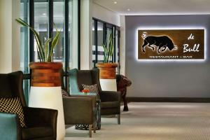 Ruang duduk di Legend Hotel Lagos Airport, Curio Collection By Hilton
