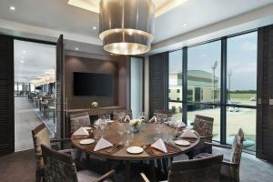 Televisyen dan/atau pusat hiburan di Legend Hotel Lagos Airport, Curio Collection By Hilton