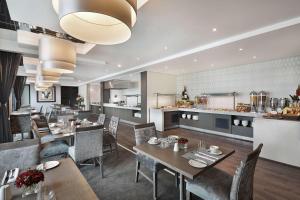Ruang duduk di Legend Hotel Lagos Airport, Curio Collection By Hilton