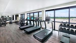 Pusat kecergasan dan/atau kemudahan kecergasan di Legend Hotel Lagos Airport, Curio Collection By Hilton
