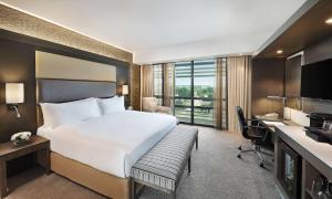 Katil atau katil-katil dalam bilik di Legend Hotel Lagos Airport, Curio Collection By Hilton