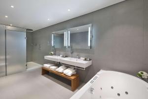 Bilik mandi di Legend Hotel Lagos Airport, Curio Collection By Hilton