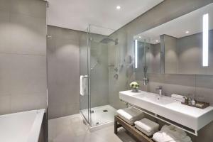 Bilik mandi di Legend Hotel Lagos Airport, Curio Collection By Hilton