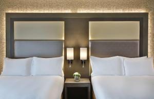 Katil atau katil-katil dalam bilik di Legend Hotel Lagos Airport, Curio Collection By Hilton