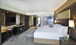 Televisyen dan/atau pusat hiburan di Legend Hotel Lagos Airport, Curio Collection By Hilton