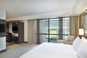 Katil atau katil-katil dalam bilik di Legend Hotel Lagos Airport, Curio Collection By Hilton