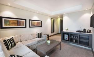 Ruang duduk di Legend Hotel Lagos Airport, Curio Collection By Hilton