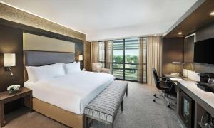 Katil atau katil-katil dalam bilik di Legend Hotel Lagos Airport, Curio Collection By Hilton