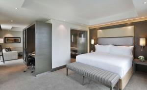 Katil atau katil-katil dalam bilik di Legend Hotel Lagos Airport, Curio Collection By Hilton