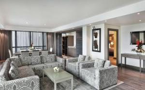 Ruang duduk di Legend Hotel Lagos Airport, Curio Collection By Hilton