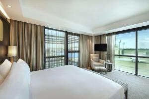 Katil atau katil-katil dalam bilik di Legend Hotel Lagos Airport, Curio Collection By Hilton