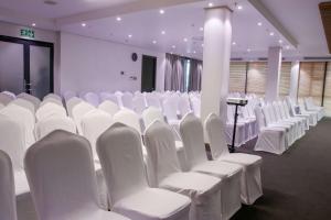 Kawasan bisnes dan/atau bilik persidangan di Legend Hotel Lagos Airport, Curio Collection By Hilton