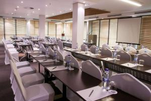Kawasan bisnes dan/atau bilik persidangan di Legend Hotel Lagos Airport, Curio Collection By Hilton