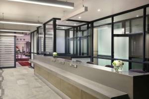 Bilik mandi di Legend Hotel Lagos Airport, Curio Collection By Hilton