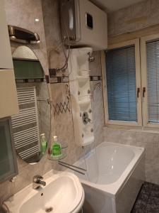 Un baño con bañera, lavabo e inodoro. en Apartment "Relax" - Wilson's Promenade, en Sarajevo 37 fotos más