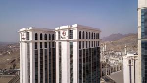 麦加Doubletree By Hilton Jabal Omar Makkah的城市高层建筑景观