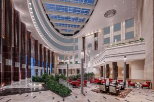 麦加Doubletree By Hilton Jabal Omar Makkah的酒店大堂的 ⁇ 染