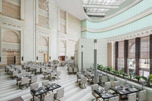 Doubletree By Hilton Jabal Omar Makkah餐厅或其他用餐的地方