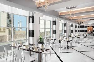 Doubletree By Hilton Jabal Omar Makkah餐厅或其他用餐的地方