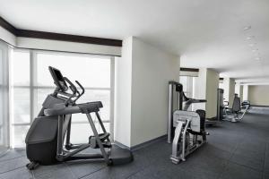 Doubletree By Hilton Jabal Omar Makkah的健身中心和/或健身设施