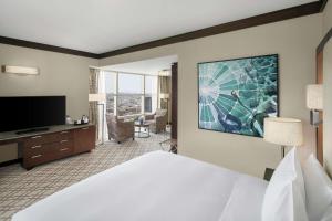 Doubletree By Hilton Jabal Omar Makkah的电视和/或娱乐中心