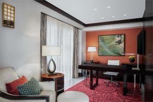 Doubletree By Hilton Jabal Omar Makkah的电视和/或娱乐中心
