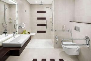 Doubletree By Hilton Jabal Omar Makkah的一间浴室