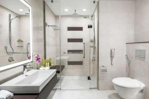 Doubletree By Hilton Jabal Omar Makkah的一间浴室