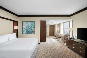 Doubletree By Hilton Jabal Omar Makkah的电视和/或娱乐中心