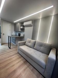 ein Wohnzimmer mit einem Sofa und einem Tisch in der Unterkunft Monaco in Chişinău