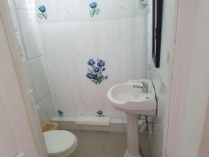 Kopalnica v nastanitvi Firefly Beach Cottages
