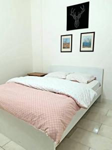 Un pat sau paturi într-o cameră la Apartment and free parking place