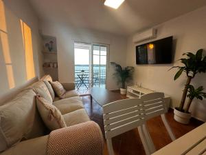 AYAMONTE SUNSET في ايامونتي: غرفة معيشة مع أريكة وطاولة