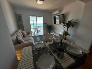 AYAMONTE SUNSET في ايامونتي: غرفة معيشة مع طاولة وأريكة