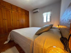 1 dormitorio con cama con almohada en AYAMONTE SUNSET, en Ayamonte