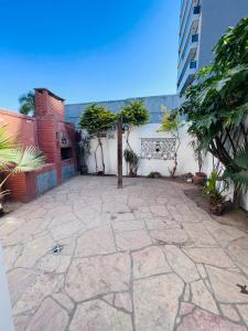 un patio con plantas, un edificio y un árbol en Casa céntrica en Santiago del Estero