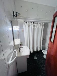 y baño con lavabo blanco y aseo. en Casa céntrica en Santiago del Estero