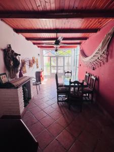 Habitación con mesa, sillas y chimenea. en Casa céntrica en Santiago del Estero