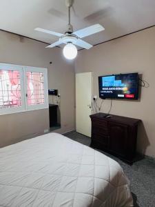 1 dormitorio con 1 cama y TV de pantalla plana en Casa céntrica en Santiago del Estero