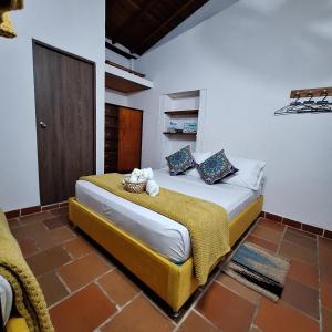 Postel nebo postele na pokoji v ubytování Hostal Colombian Gold