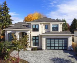 uma grande casa branca com garagem em Vancouver Shangrila House em Richmond